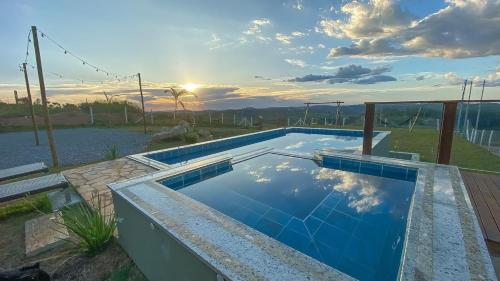 JAR. Casa com vista e piscina com borda infinita
