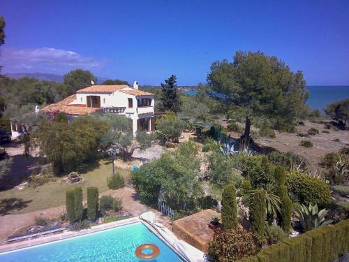 Preciosa villa con vistas al mar y al atardecer y piscina privada in L'Estany