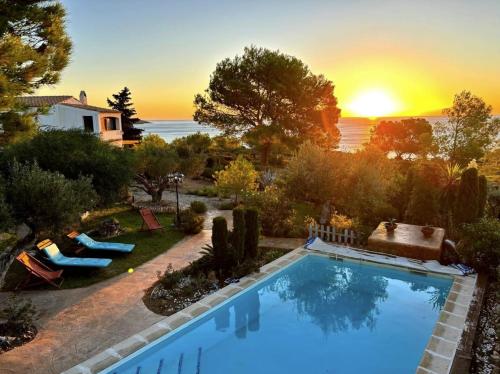 Preciosa villa con vistas al mar y al atardecer y piscina privada in L'Estany