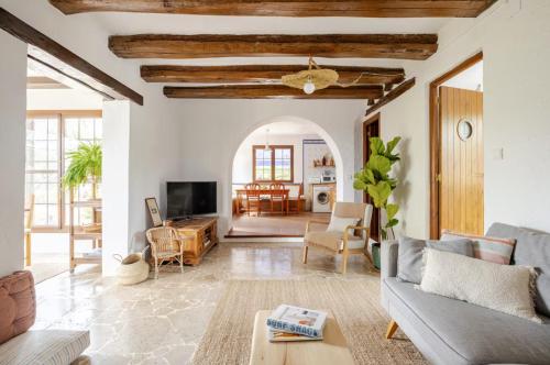 Preciosa villa con vistas al mar y al atardecer y piscina privada in L'Estany