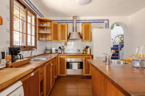 Preciosa villa con vistas al mar y al atardecer y piscina privada in L'Estany