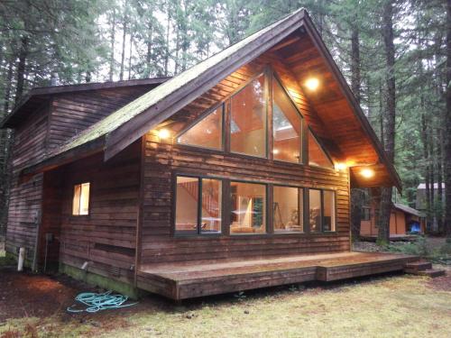 . Chalet-style cabin near Mt. Rainier and Crystal