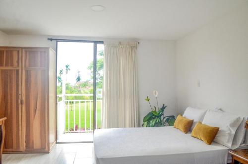 HABITACION EN HOTEL CON PISCINA CERCA a UKUMARI in La Esperanza