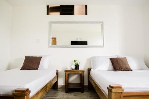 HABITACION EN HOTEL CON PISCINA CERCA a UKUMARI in La Esperanza