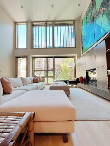 Luxe 4 bed 5 bath with Parking Walk to Capitol, Convention Center, museums and shops