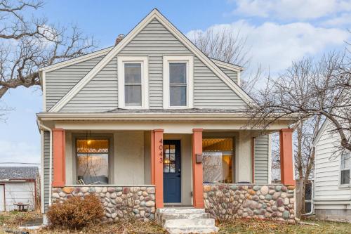 Orange Blossom House - Quaint Family Home 10 Minutes from Downtown MPLS