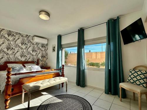 1 king bed, 1 twin bed