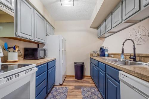 Large 2 Floor Condo, Pool Pass, Beach Club, walk to Shanty Creek in Bellaire, USA