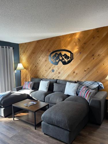 Large 2 Floor Condo, Pool Pass, Beach Club, walk to Shanty Creek in Bellaire, USA