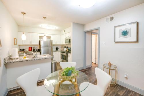 Dallas Apartment with Pool Access, 10 Mi to Downtown in Dallas, USA