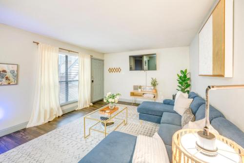 Dallas Apartment with Pool Access, 10 Mi to Downtown in Dallas, USA