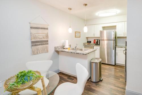Dallas Apartment with Pool Access, 10 Mi to Downtown in Dallas, USA