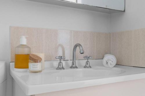 Walk to Manly Beach-Relaxing 2BR -Balcony-Parking