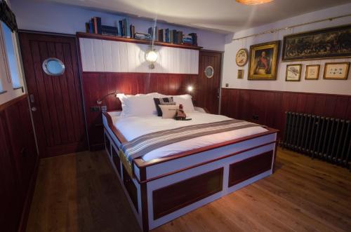 1 queen bed