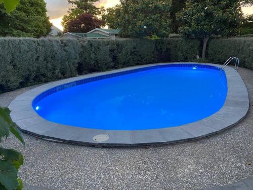 Spanish Mission Hideaway with pool and garden in 海斯廷斯