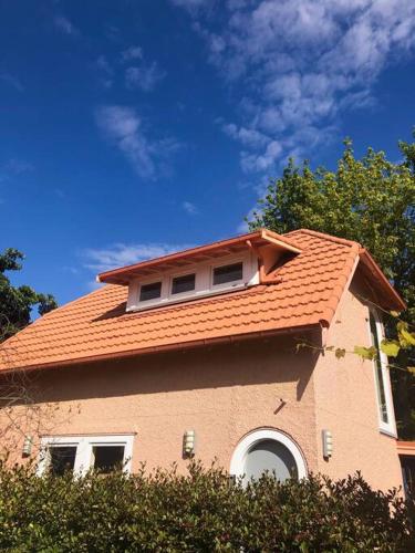 Spanish Mission Hideaway with pool and garden in 海斯廷斯