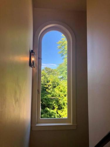 Spanish Mission Hideaway with pool and garden in 海斯廷斯