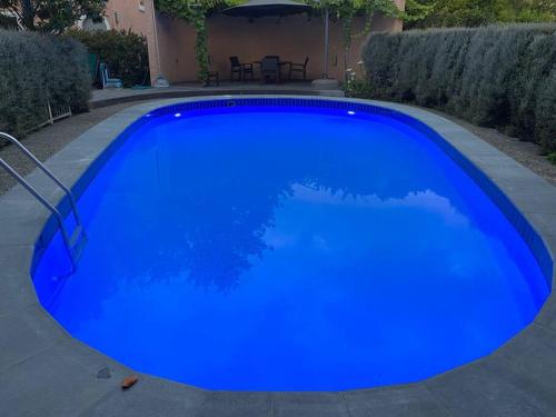 Spanish Mission Hideaway with pool and garden in 海斯廷斯