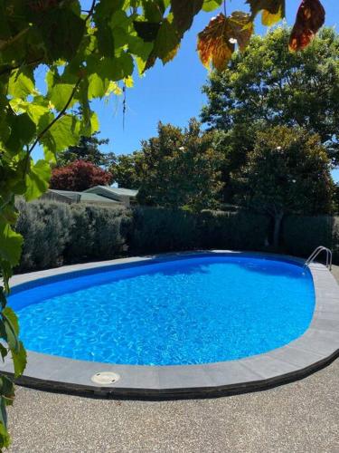 Spanish Mission Hideaway with pool and garden in 海斯廷斯