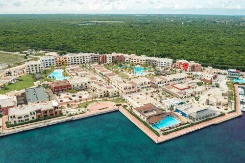 Your Private Pool, Marina Resort Hot Tub & Grounds Your Private Pool, Marina Resort Hot Tub & Grounds