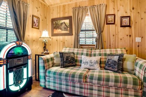 Quaint Cabin with Pool and Lake Access, 7 Mi to Helen! in Cleveland, USA