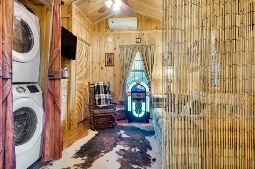 Quaint Cabin with Pool and Lake Access, 7 Mi to Helen! in Cleveland, USA