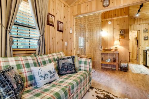Quaint Cabin with Pool and Lake Access, 7 Mi to Helen! in Cleveland, USA