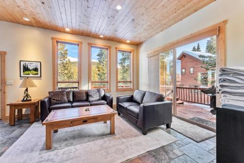 3BR Mountain Retreat with Hot Tub in Blue River, USA