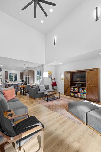 Sharlie's Chateau - Sleek, modern, new-build home near golf, park, and lake