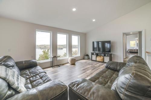 Lake Barkley Family Home about 3 Mi to Public Marina! in Eddyville, USA