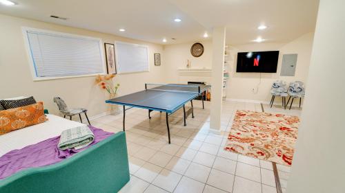 Gorgeous 5BR & 3BA Spacious Home 2 minutes from MGM in Oxon Hill, USA