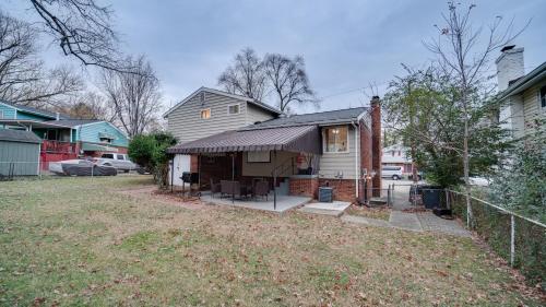 Gorgeous 5BR & 3BA Spacious Home 2 minutes from MGM in Oxon Hill, USA