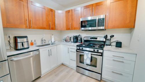 Gorgeous 5BR & 3BA Spacious Home 2 minutes from MGM in Oxon Hill, USA