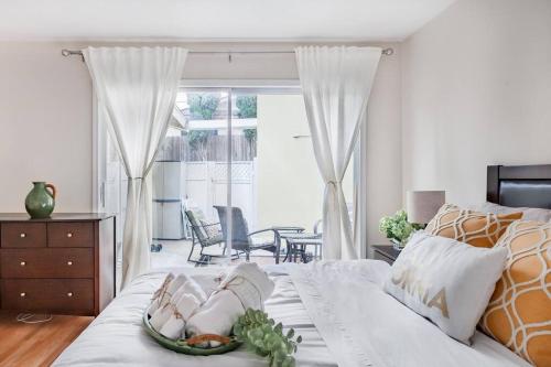 Creative Haven Chic 3-Bedroom with Artistic Touches in Allied Gardens