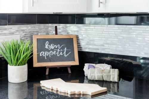 Creative Haven Chic 3-Bedroom with Artistic Touches in Allied Gardens