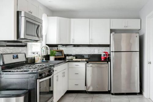 Creative Haven Chic 3-Bedroom with Artistic Touches in Allied Gardens