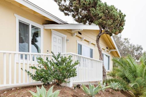 Creative Haven Chic 3-Bedroom with Artistic Touches in Allied Gardens