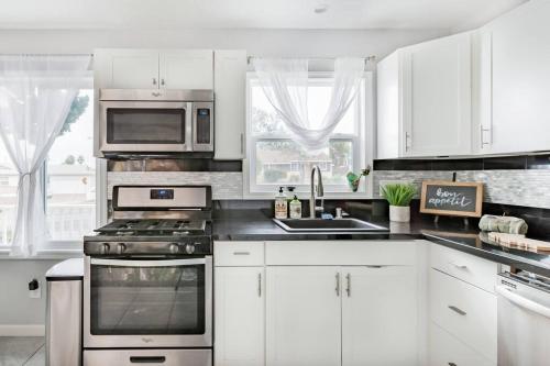 Creative Haven Chic 3-Bedroom with Artistic Touches in Allied Gardens