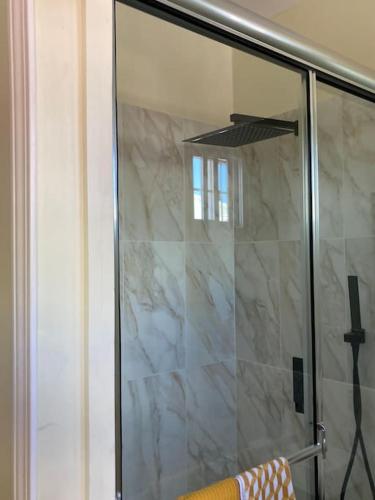 ฝักบัว, A home away from home in ซิกนัลฮิลล์