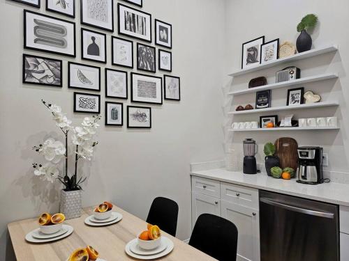 The Catherine - 1 mile to downtown - 2 King beds - Sleeps 5 near Korea House