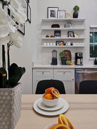 The Catherine - 1 mile to downtown - 2 King beds - Sleeps 5 near Korea House