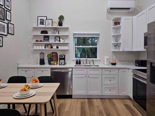 The Catherine - 1 mile to downtown - 2 King beds - Sleeps 5 near Korea House