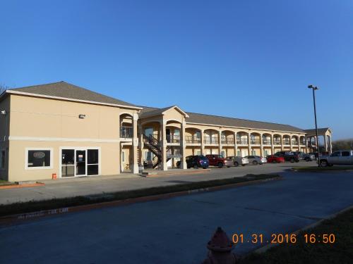 . Crossroads Inn & Suites