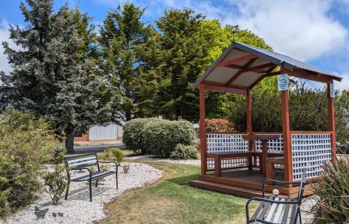 Kert, Highlands Motor Inn in Oberon