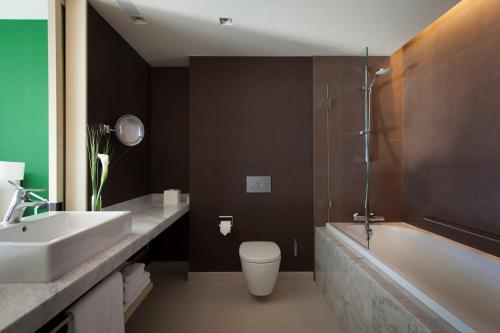 Premium King Room - Club Lounge Access image 7