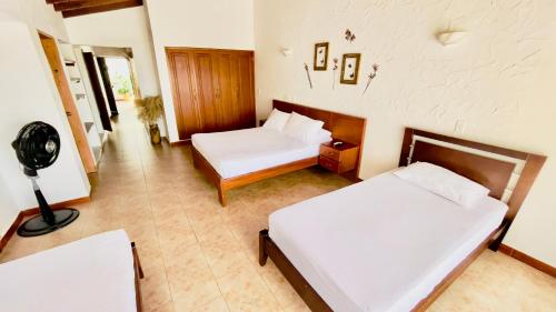 1 queen bed, 2 twin beds