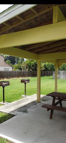 Modern 3bad2bath condo, ground floor, with backyard and shared heated pool, 1 min to food , shopping plaza and 10 min to Siesta Beach in Sarasota, USA