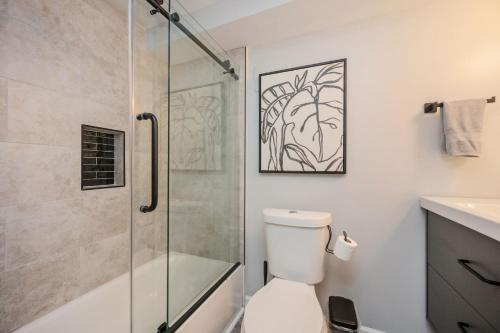 The Traveler's Retreat, 5 mins to airport and 15 mins to downtown thumb 3