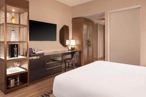 King Room room in Caesars Republic Scottsdale a Hilton Hotel