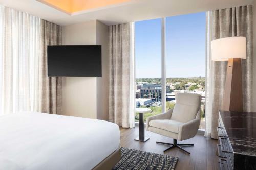 Two-Room Deluxe King Suite - Mountain View room in Caesars Republic Scottsdale a Hilton Hotel